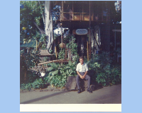 1967 09 02 Waikiki  - International Market Place - Tree House - bambou Bridge.jpg